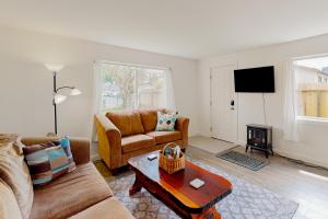 un soggiorno con divano e camino di Cedar Street Cottage a Eureka