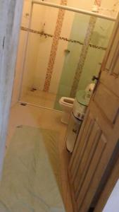 uma casa de banho com um WC e uma porta em Meu cantinho em Tiradentes