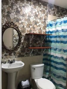 リマにある595 Departamento en Chorrillosのバスルーム(トイレ、洗面台、鏡付)