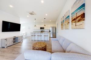 uma sala de estar com um sofá e uma cozinha em 21 Rehoboth Beach House --- 20494 Coastal Highway, Unit #21 em Rehoboth Beach