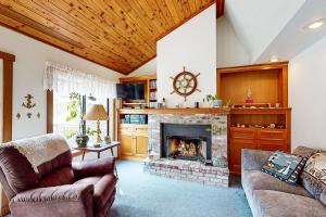 a living room with a fireplace and a couch at Cannon Beach Cottage in Cannon Beach