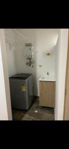 La petite salle de bains est pourvue de toilettes et d'un lavabo. dans l'établissement Apartamento amplio y confortable, à Medellín