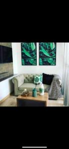 - un salon avec un canapé et une table basse dans l'établissement Apartamento amplio y confortable, à Medellín