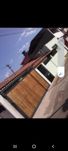 uma porta de madeira em cima de uma casa em Meu cantinho em Tiradentes