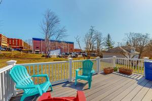 2 chaises bleues assises sur une terrasse en bois dans l'établissement Blue Jay, à Castine