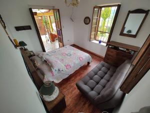 sala de estar con sofá y espejo en Casa Finca El Mirador frente a la laguna de Fúquene, en Fúquene