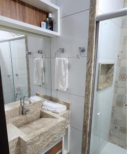 uma casa de banho com um lavatório e um chuveiro em Casa do Luiz Antônio em Pacoti