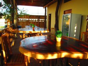 dos mesas de madera sentadas en un patio con plantas. en Sunset Bed and Breakfast, en San Jacinto