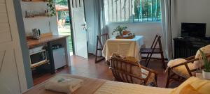 Il comprend un salon avec une table et une cuisine. dans l'établissement La Adelita, à Chascomús