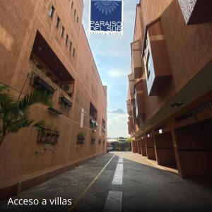 een leeg steegje tussen twee hoge gebouwen bij Villas y Suites Paraiso del Sur in Cuernavaca
