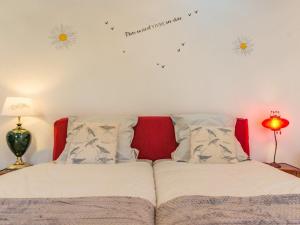 1 dormitorio con 1 cama con pájaros en la pared en Gîte Plesse, 1 pièce, 2 personnes - FR-1-306-835 en Plessé