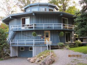 Casa azul con porche y balcón en Stouffermill Bed & Breakfast en Algonquin Highlands