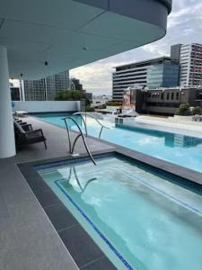 New 3 Bed Penthouse Resort style complex في بريزبين: مسبح على سطح مبنى