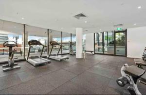 un gimnasio con equipo cardiovascular en un edificio en New 3 Bed Penthouse Resort style complex en Brisbane