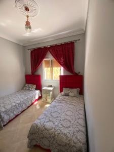 1 dormitorio con 2 camas y ventana en Casa Boulaich, 