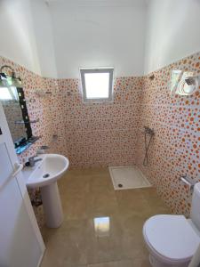 a bathroom with a toilet and a sink at Casa Boulaich 