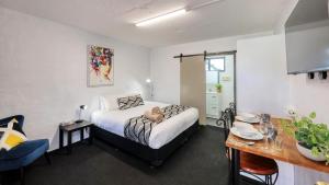 Parkes Federation Motel客房内的一张或多张床位