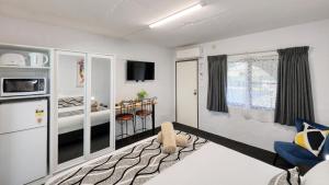 Parkes Federation Motel客房内的一张或多张床位