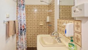 Parkes Federation Motel的一间浴室