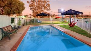 Parkes Federation Motel内部或周边的泳池