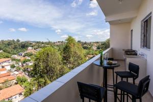 ein Balkon mit Tisch und Stühlen und Aussicht in der Unterkunft Home Of The Day - Hospedagem in Cunha
