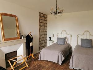 Postel nebo postele na pokoji v ubytování Les jardins de claunay