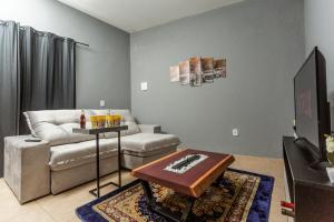 ein Wohnzimmer mit Sofa und Tisch in der Unterkunft Home Of The Day - Hospedagem in Cunha