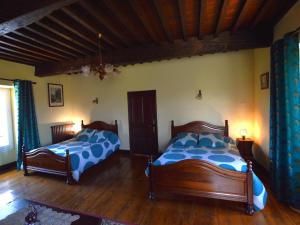 - 2 lits dans une chambre dotée de parquet dans l'établissement 16th century house with private garden, à Brignac-la-Plaine