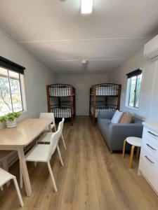 ein Wohnzimmer mit einem Tisch und einem Sofa in der Unterkunft Pichi Richi Park in Quorn