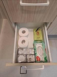 uma gaveta com papel higiénico e outros itens numa casa de banho em Unwind in Woombye em Woombye