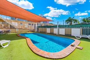 - une piscine dans l'arrière-cour d'un bâtiment dans l'établissement Paramount Motel, à Brisbane