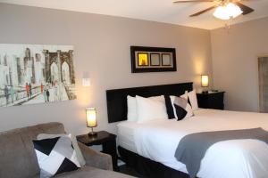um quarto de hotel com duas camas e um sofá em The Alder Inn em South Lake Tahoe