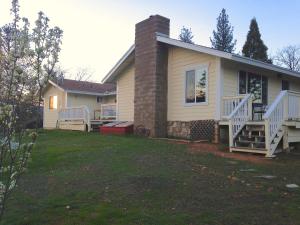 uma casa com um alpendre e um quintal em Black Oak Hill Vista near Yosemite - mountain views & starry night sky em Mariposa