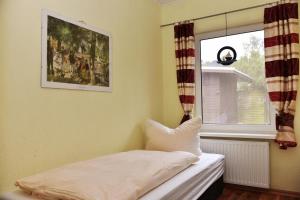 a bed in a room with a window at Haus Seebrise in Wustrow