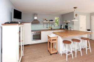 uma cozinha com um balcão de madeira e uma ilha de cozinha em Strandnest em Wustrow