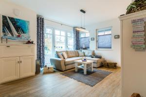 a living room with a couch and a table at Käptn Knaak in Wustrow