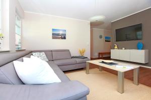 ein Wohnzimmer mit einem Sofa und einem Couchtisch in der Unterkunft FeWo Ferienwelle in Wustrow