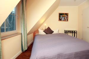 - une chambre avec un lit et une fenêtre dans l'établissement Haus Kranich App 426, à Neuhaus
