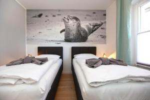 2 letti in una camera con un sigillo sul muro di Kleine Robbe Whg1 a Wustrow