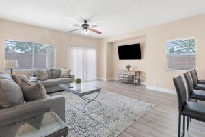 Beautiful Spacious Single Story Vegas Home