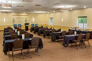 una sala de conferencias con mesas y sillas. en Four Points by Sheraton Kalamazoo, en Kalamazoo