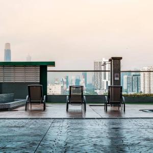 安邦的住宿－Ampang 2-4 pax Studio AmpPoint，两把椅子坐在建筑物的屋顶上
