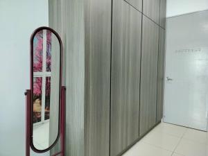 uno specchio sul lato di una parete in una stanza di Ampang 2-4 pax Studio AmpPoint ad Ampang