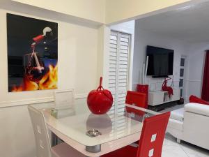 una sala de estar con una mesa de cristal con una manzana. en Beautiful House 7 min from Miami Airport w FREE parking en Miami