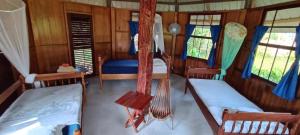 Habitación con 2 camas y 2 ventanas. en Sun Creek Lodge en Punta Gorda