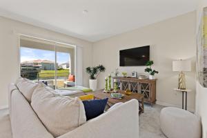 Televiisor ja/või meelelahutuskeskus majutusasutuses Tranquility at Storey Lake by Shine Villas #828 apts