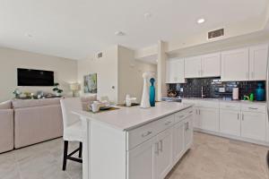 Köök või kööginurk majutusasutuses Tranquility at Storey Lake by Shine Villas #828 apts