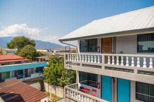 een appartementencomplex met blauwe deuren en een balkon bij Sleep Guesthouse in Chiang Mai
