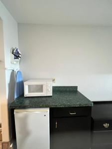 a microwave sitting on a counter in a kitchen at Texas Inn La Feria in La Feria