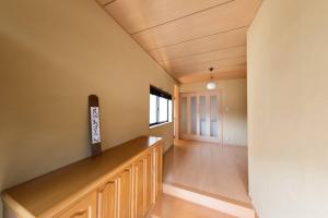 郡上的住宿－あぽろん，客厅设有木制天花板和走廊